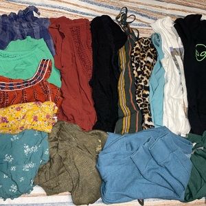 15ct Womens Tops, Most sized Small, all other fit like a Small.